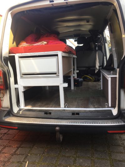 VW Campervan mit hohem Einzelbett Ausbau