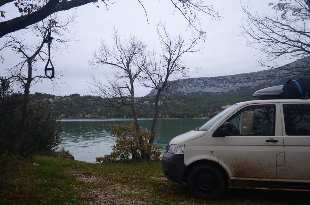 Frühsport am Lac du Saint Croix in Frankreich beim Vanlife