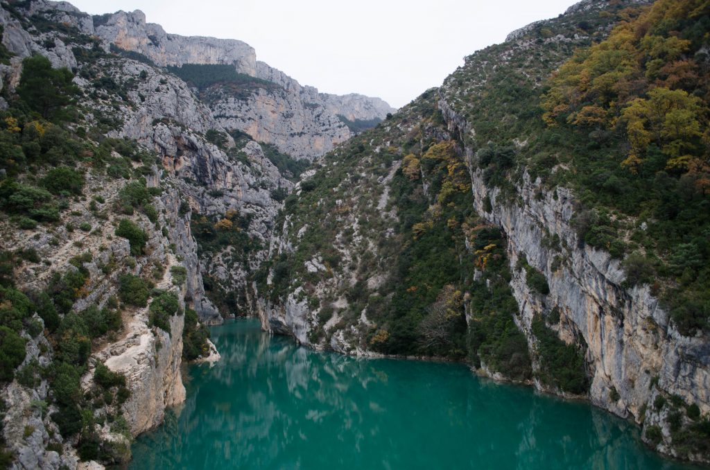 Türkises Wasser in den französischen Alpen