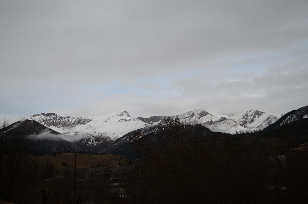 Schnee auf den Gipfeln der französischen Alpen