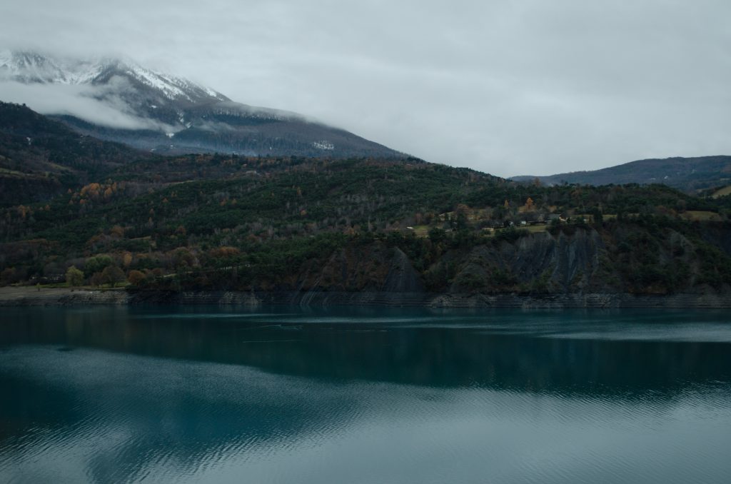 Lac de Serre Poncon Stausee mit 2700ha in Frankreich in den Alpen