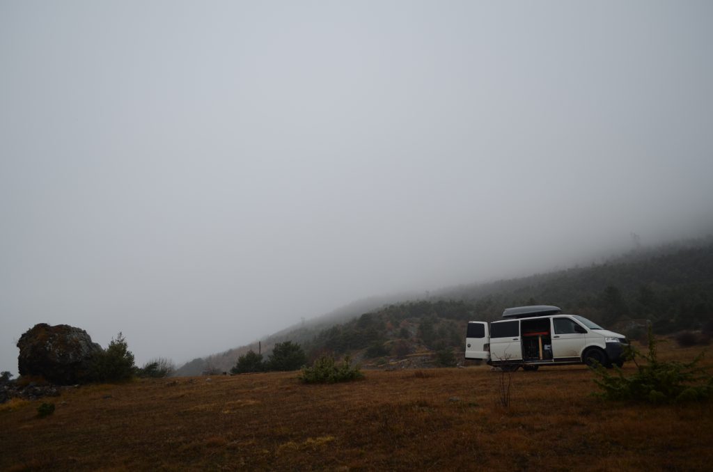 Vanlife in den französischen Alpen, Stellplatz auf dem Gipfel