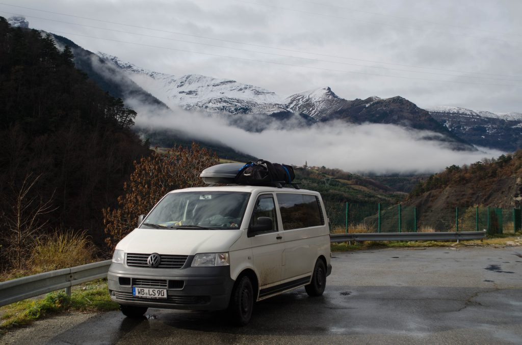 Vanlife in Frankreich an einer Staumauer