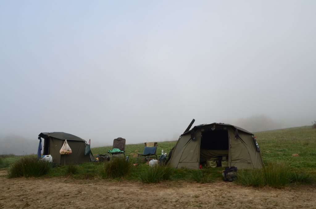 Trakker Tempest Zelte an einem französischen Stausee