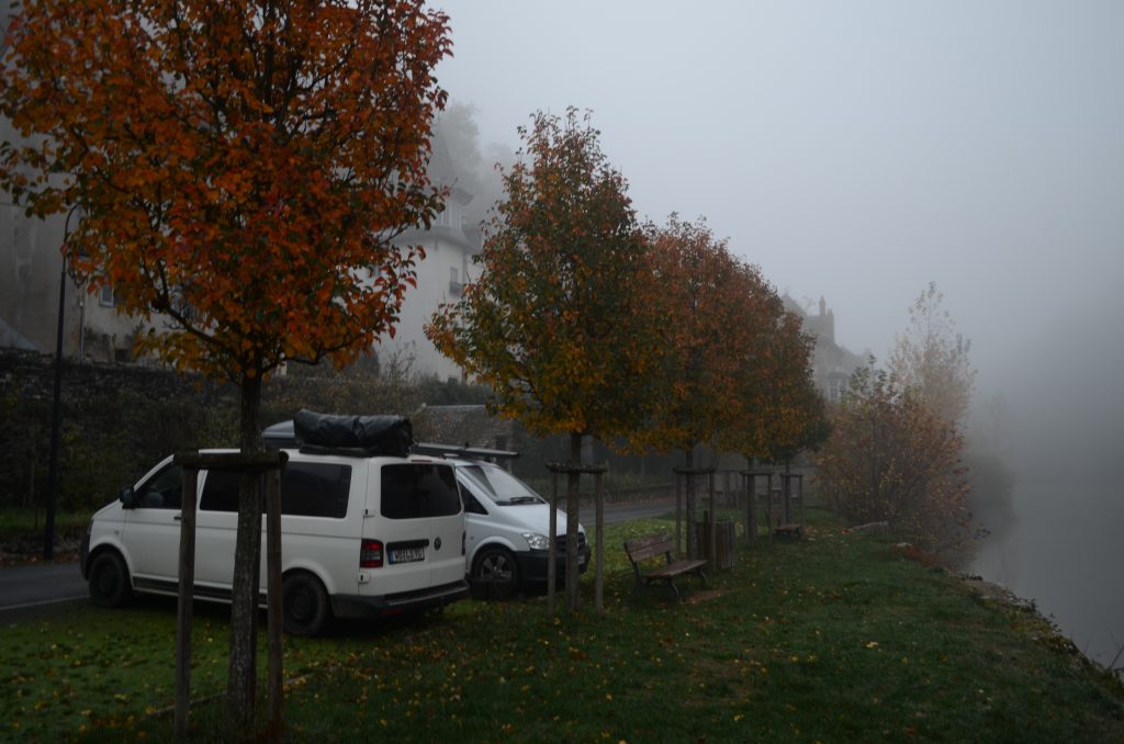 Vanlife, Van, Bus , Outdoor, Camper, Road Trip, France, Frankreich, Karpfenangeln, fishing, peche, carpe,Parkplatz, Herbst